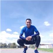 Entrenador deportivo funcional personalizado, alternando técnicas de kickboxing, boxeo y fútbol